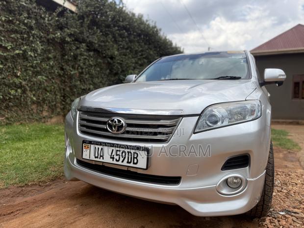 Toyota Vanguard 2010 Silver
