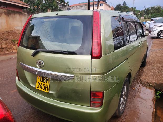 Toyota ISIS 2008 Gold