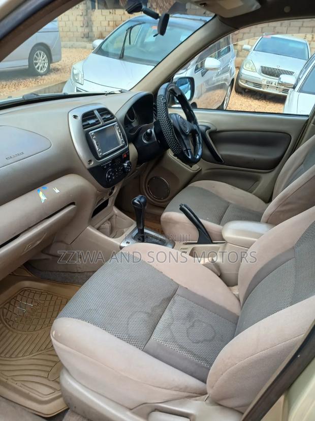 Toyota RAV4 1.8 2004 Gold