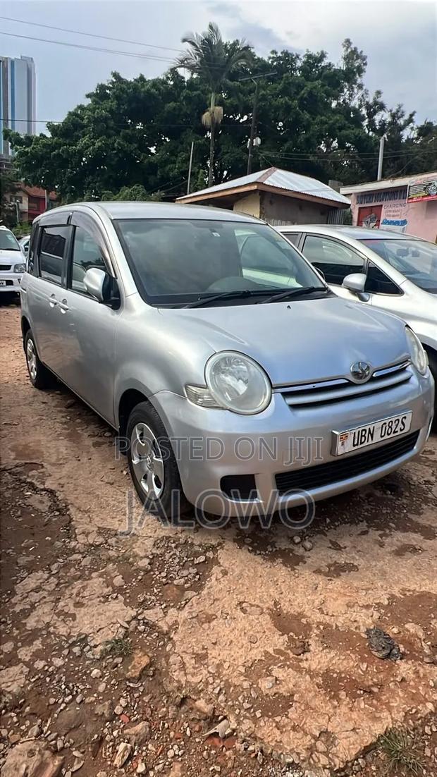 Toyota Sienta 2009 Silver
