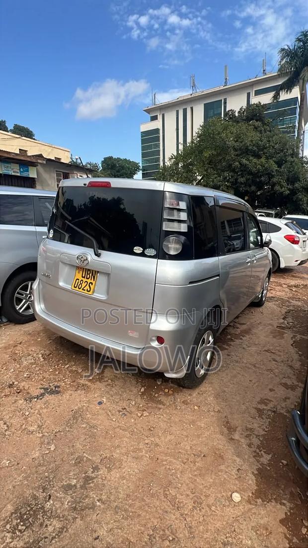 Toyota Sienta 2009 Silver