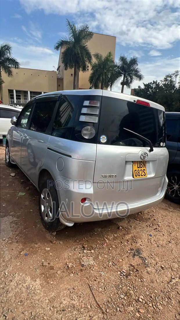 Toyota Sienta 2009 Silver