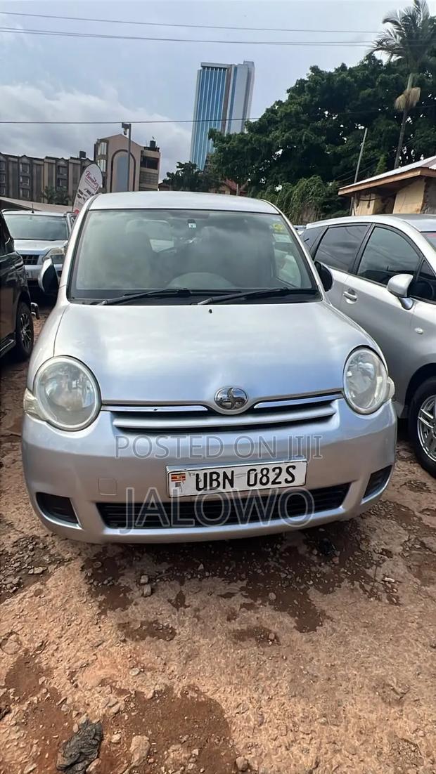 Toyota Sienta 2009 Silver