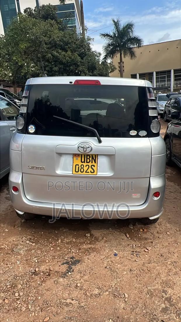 Toyota Sienta 2009 Silver