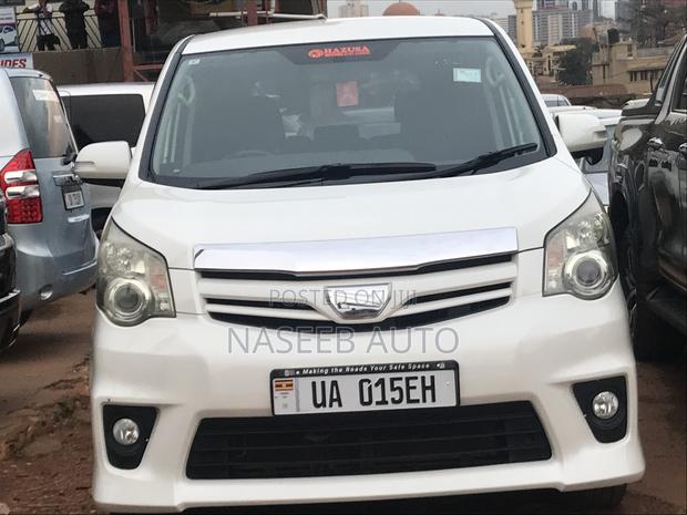 Toyota Noah 2010 White