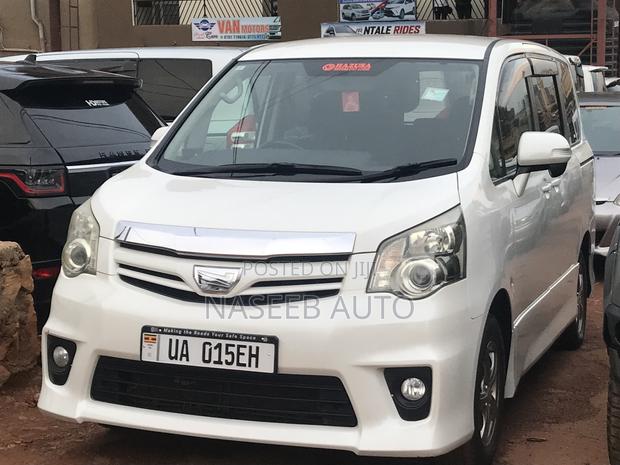 Toyota Noah 2010 White