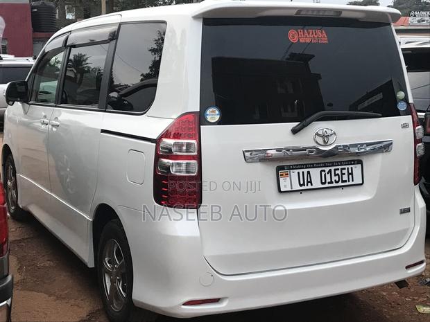 Toyota Noah 2010 White