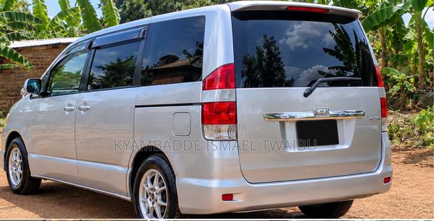 Toyota Noah 2.0 FWD (8 Seater) 2005 Silver