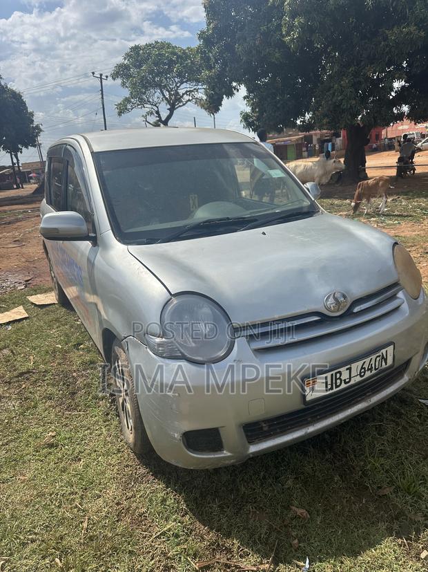 Toyota Sienta 1.5 FWD 2008 Silver