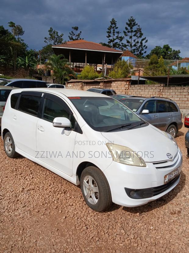Toyota Passo Sette 1.5 AWD 2009 White