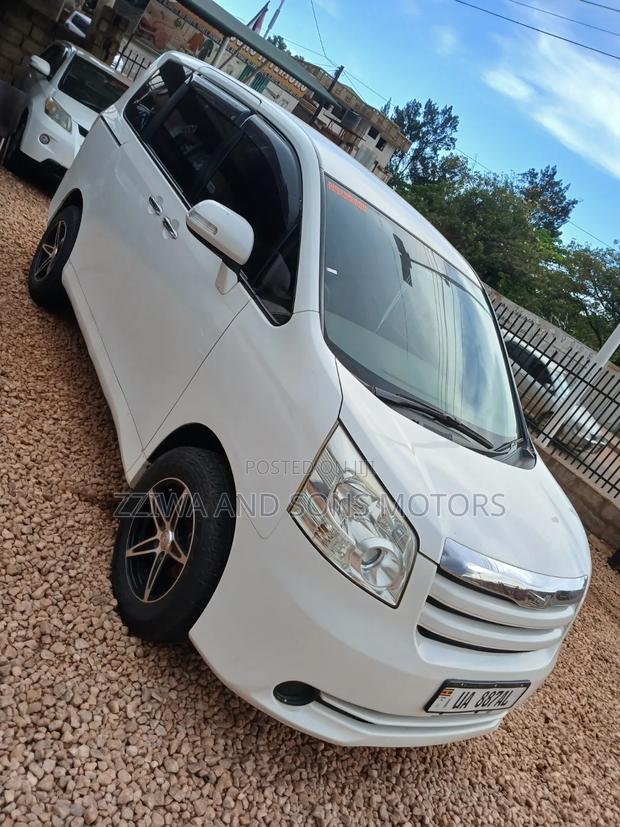 Toyota Noah 2.0 143hp AWD (8 Seater) 2010 White