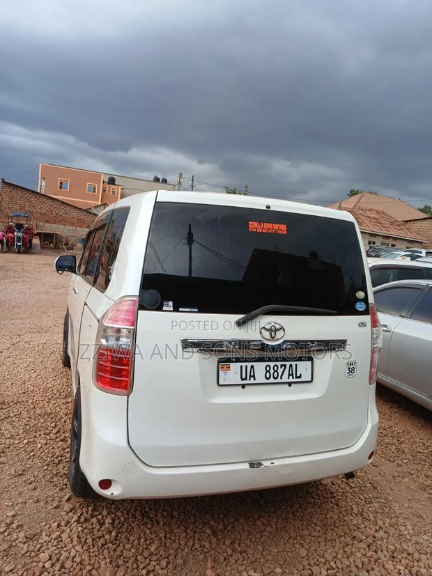 Toyota Noah 2.0 143hp AWD (8 Seater) 2010 White