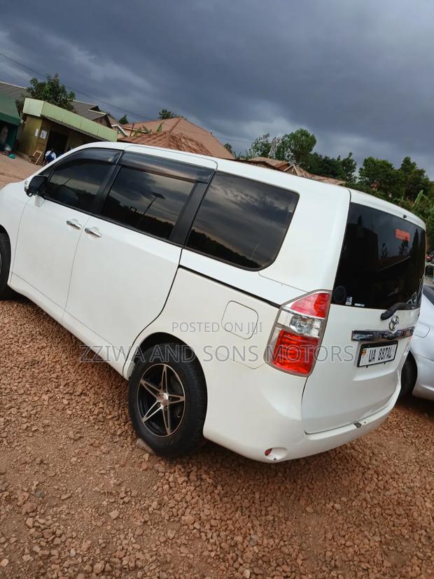 Toyota Noah 2.0 143hp AWD (8 Seater) 2010 White