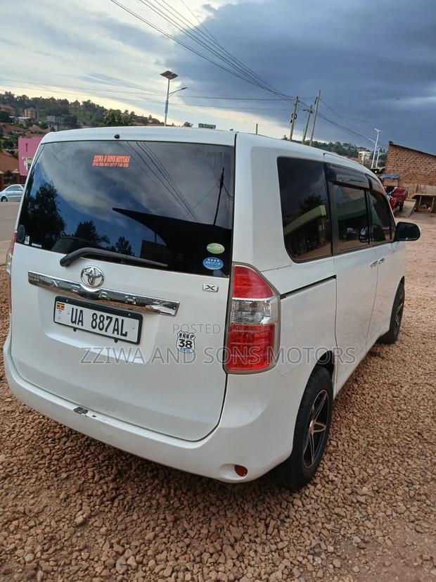 Toyota Noah 2.0 143hp AWD (8 Seater) 2010 White