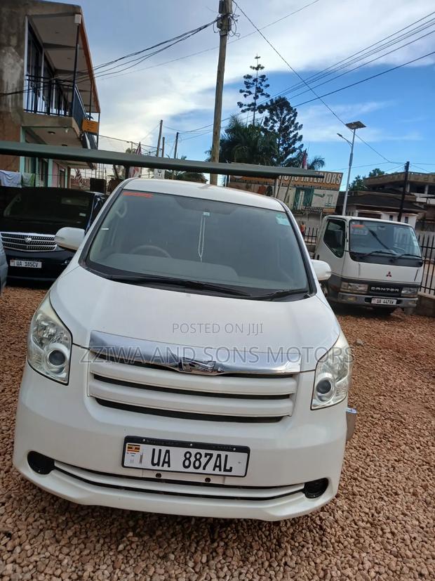 Toyota Noah 2.0 143hp AWD (8 Seater) 2010 White