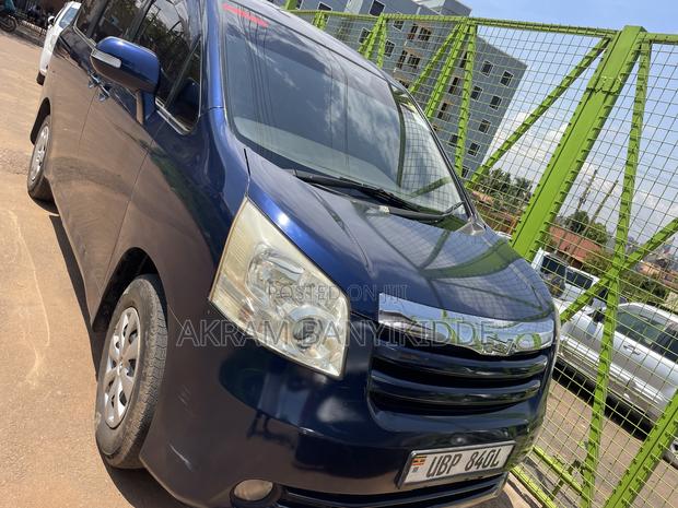 Toyota Noah 2010 Blue