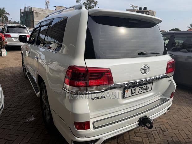 Toyota Land Cruiser 2017 White