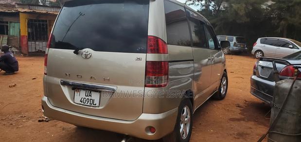 Toyota Noah 2006 Gold