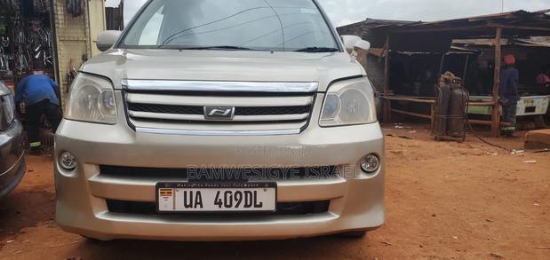 Toyota Noah 2006 Gold