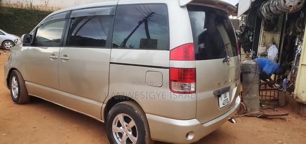 Toyota Noah 2006 Gold