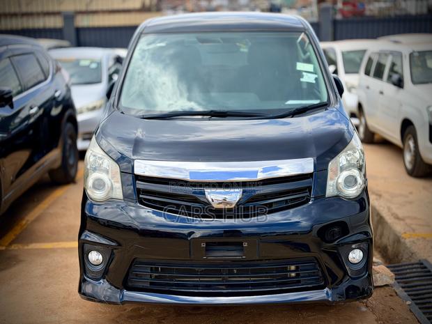 Toyota Noah 2.0 143hp AWD (7 Seater) 2013 Black