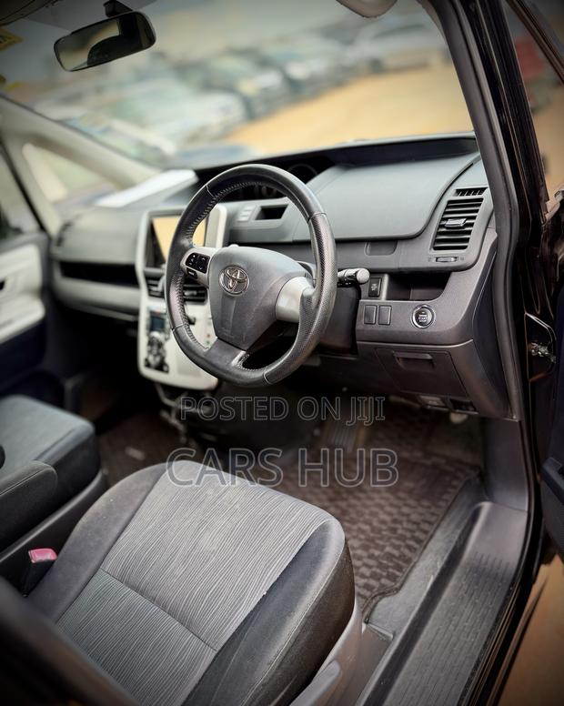 Toyota Noah 2.0 143hp AWD (7 Seater) 2013 Black