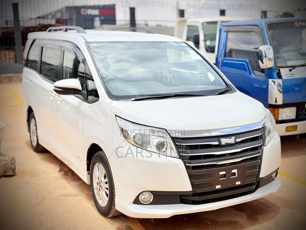 Toyota Noah 2.0 AWD (7 Seater) 2015 White