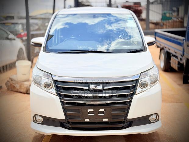 Toyota Noah 2.0 AWD (7 Seater) 2015 White