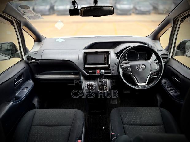Toyota Noah 2.0 AWD (7 Seater) 2015 White