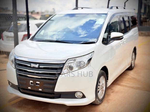 Toyota Noah 2.0 AWD (7 Seater) 2015 White