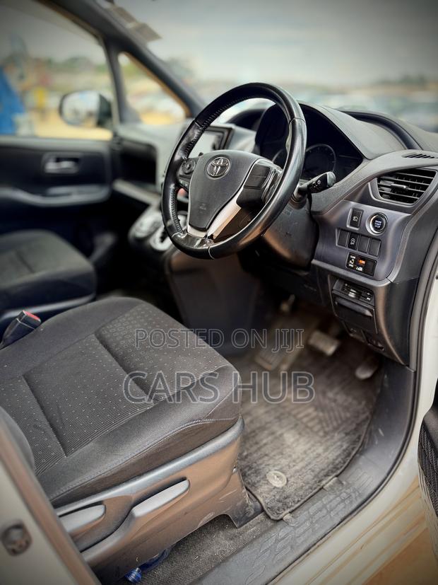 Toyota Noah 2.0 AWD (7 Seater) 2015 White