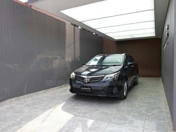 Toyota Avensis 2012 Black