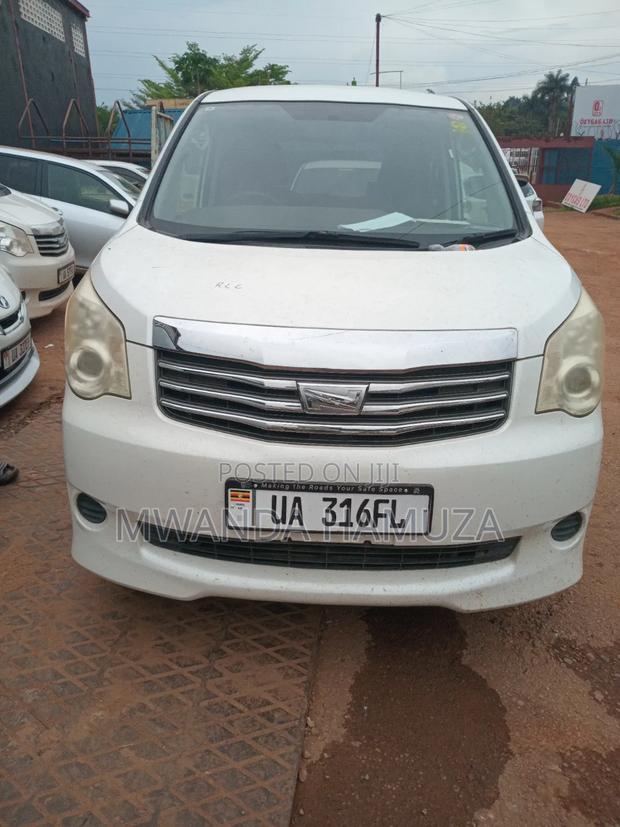 Toyota Noah 2011 White