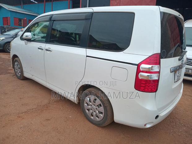 Toyota Noah 2011 White