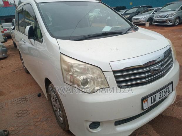Toyota Noah 2011 White