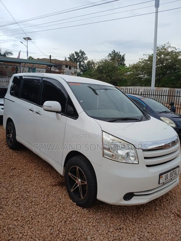Toyota Noah 2.0 143hp FWD (8 Seater) 2009 White