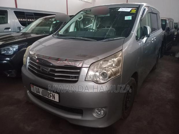 Toyota Noah 2012 Silver