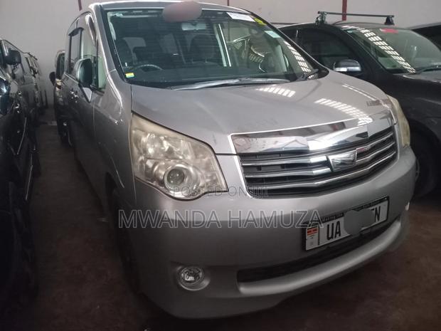 Toyota Noah 2012 Silver