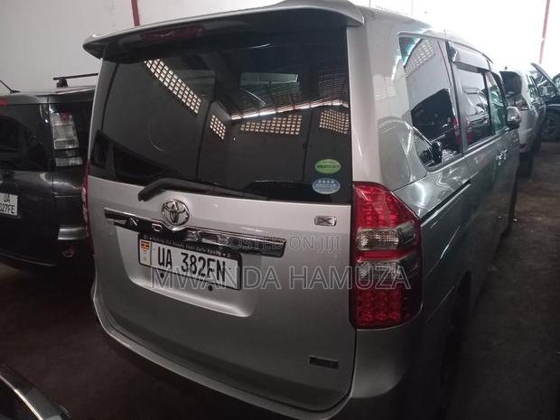 Toyota Noah 2012 Silver