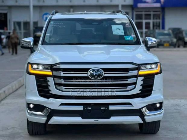 Toyota Land Cruiser LC300 2023 White