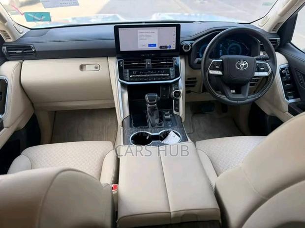 Toyota Land Cruiser LC300 2023 White
