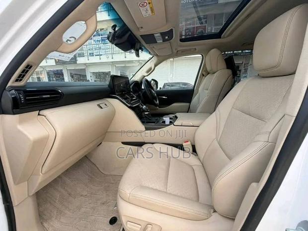 Toyota Land Cruiser LC300 2023 White