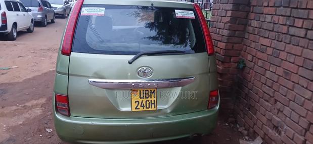 Toyota ISIS 2006 Green