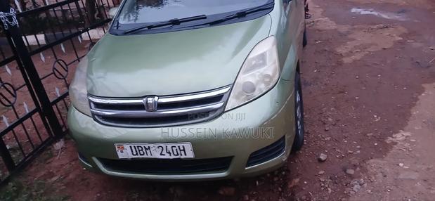 Toyota ISIS 2006 Green