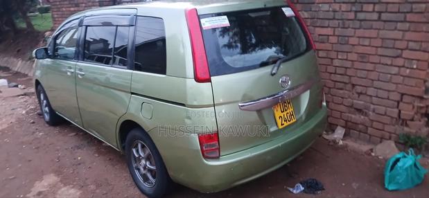 Toyota ISIS 2006 Green