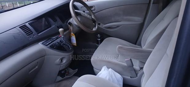 Toyota ISIS 2006 Green