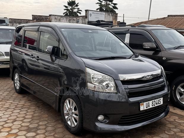 Toyota Noah 2009 Gray