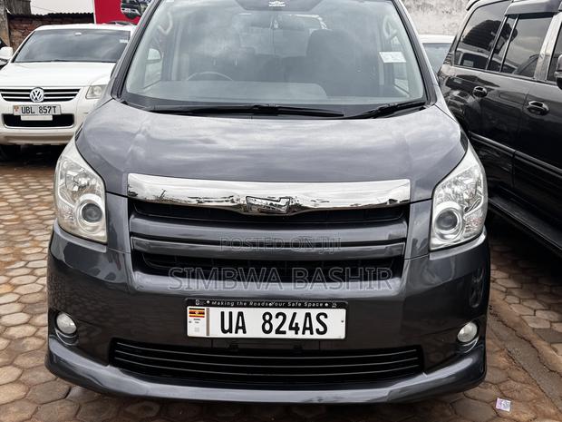 Toyota Noah 2009 Gray