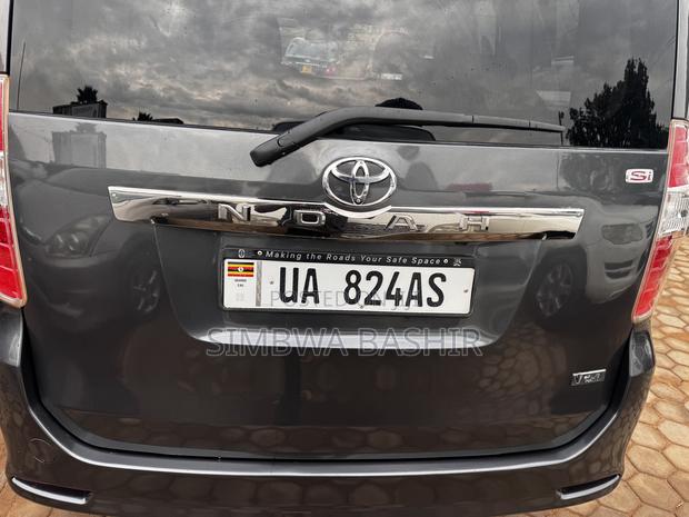 Toyota Noah 2009 Gray