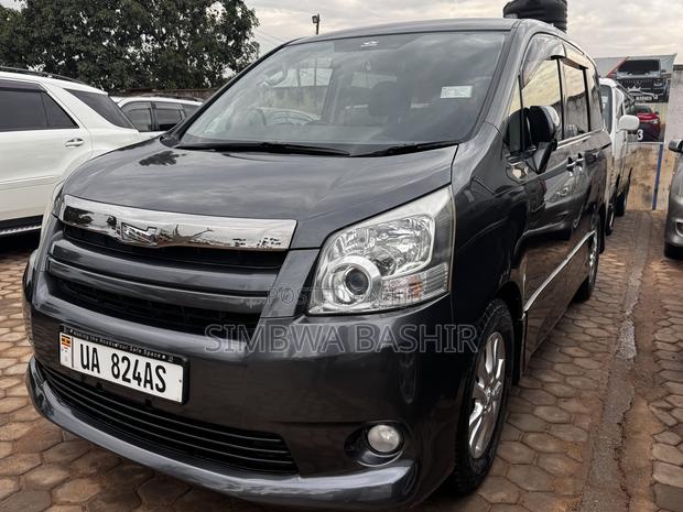Toyota Noah 2009 Gray